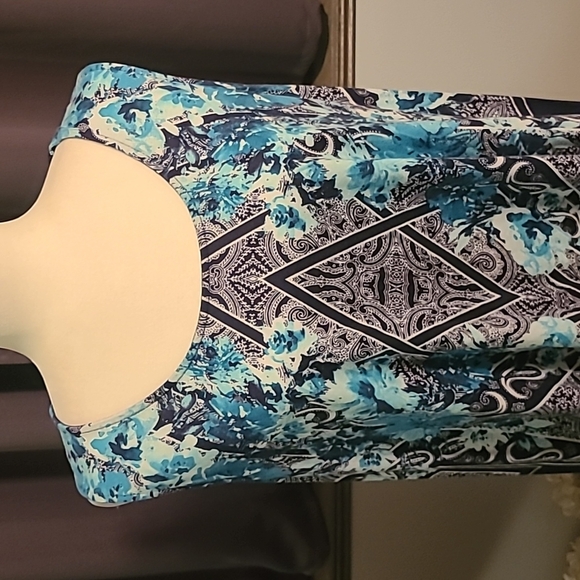 Roaman's Shark Bite Floral Top - Picture 3 of 9